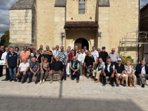 Photo de groupe des Médaillés JSEA devant l'église de Civaux