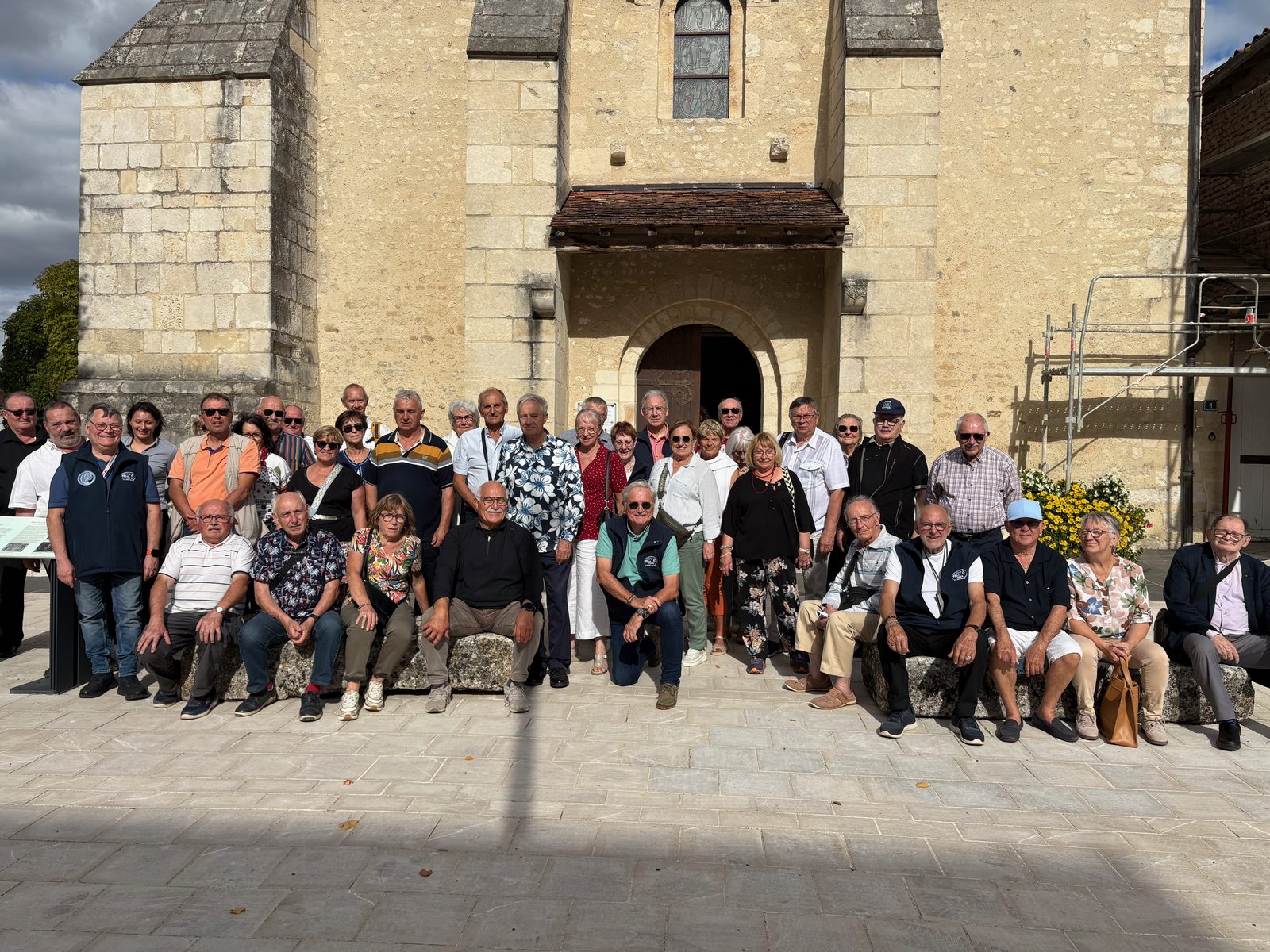 Photo de groupe des Médaillés JSEA devant l'église de Civaux